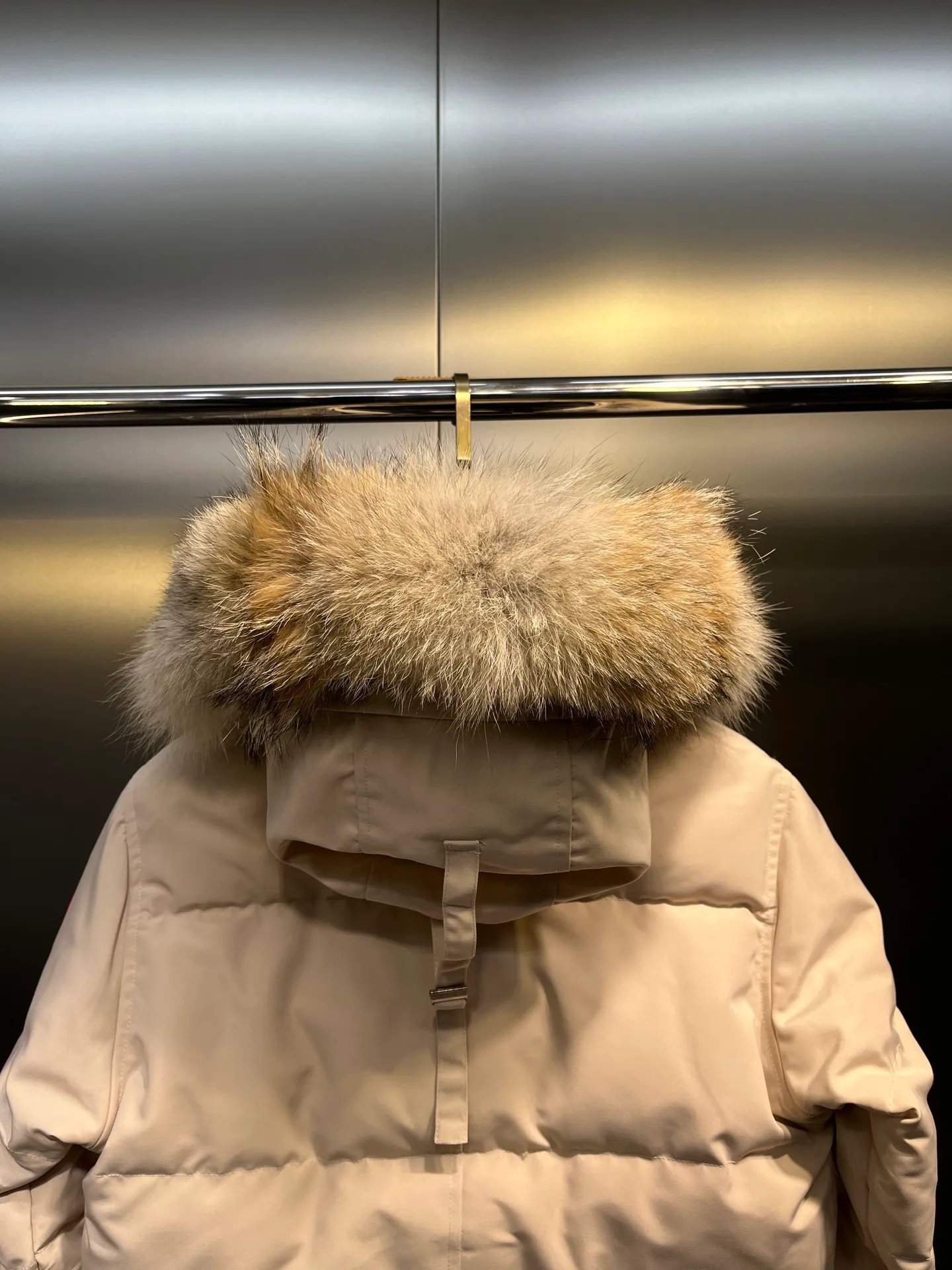 P860 Canada Goose Canada # Expedition04 Parker, a treasure of Canadian origin! Limited supply worldwide! Canada Goose Model 04 is a top-notch couple model, polar cold-proof outdoor series fur collar detachable hooded parka down jacket, the first Goose in 2024. I hope my partners like the top quality, and I hope everyone can evaluate it together! The most popular cool items of the Big Goose family in 2024 are online. The same popular product of Yi Yang Qianxi is said to be a joint limited edition Big Goose that cannot be bought in autumn and winter. If you dislike the sameness of the Big Goose in the past, then this model will definitely give you a different experience! This year's most powerful couple's collection for autumn and winter is online, a top-notch luxurious ready-to-wear style, paired with an outdoor warm down jacket with great style and charm! The most standard and classic items of the Daye family in the past two years are equipped with unique reflective stripes for embellishment, which further shows the high-end fashion performance effect. With the embellishment of hardware buckles, it has excellent performance effect. The upper body is clean, simple and elegant, even for urban leisure. It is suitable for various occasions. Designed with large pockets, this model has a large capacity and is equipped with reflective stripes, making it safer at night. It is suitable for various adventure activities. It is made of windproof and waterproof technical materials. The interior is filled with full white duck down, which is absolutely cold-proof and warm. It also has a stand-up collar design and fine fluff at the collar, with meticulous attention to detail! The charm of this model is also more spiritual, and the upper body has more temperament and specifications. It perfectly shows the ultra-high standard of fashionable performance of this model, integrating outdoor and life, and you can even create high-street wear! The most pinnacle limited-edition goose that we have presented so far, both in terms of design and detailed materials, it is completely outstanding. The grand and evergreen version design is matched with cool reflective elements. The overall appearance can be said to be quite high, and it has that kind of powerful outdoor performance! It combines high-end casual attributes with high-street style. It is high-grade, domineering, warm, and beautiful. The visibility of the upper body is quite strong, and the configuration of the owl element is highly brand-recognizable. It fully complements the overall brand performance and visual effects, and also has the high-end sense of fashion and fashionable performance. It is a must-buy product because it is the most awesome down brand on the planet and one of Canada's three national treasure brands. It is also a sentimental down luxury brand. In the field of polar cold-proof clothing, Goose has made an irreplaceable contribution... Size: xs s m l xl